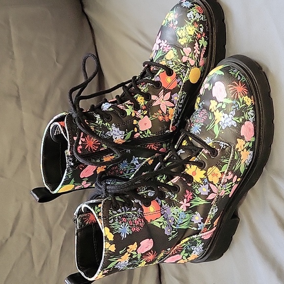 No Boundaries Shoes - Super Cute Flower boots size 7 NWOT